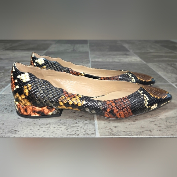 CHLOÉ LAURENA SNAKE EMBOSSED SCALLOPED FLATS. - Picture 4 of 10